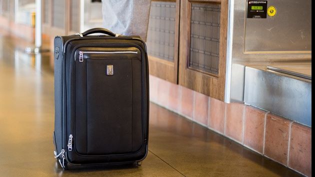 Vameşii francezi au avut un ŞOC când au deschis bagajul unui bărbat