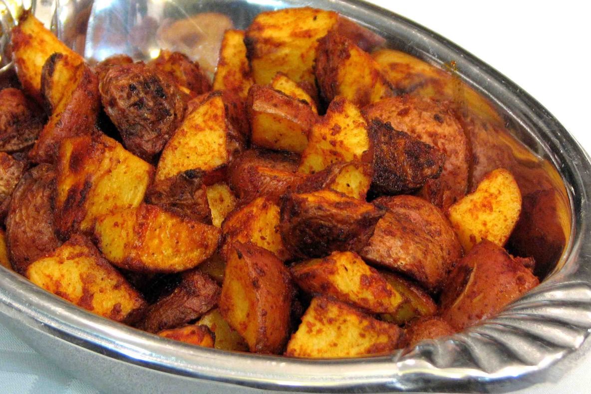 Cartofi aromați cu paprika, la cuptor