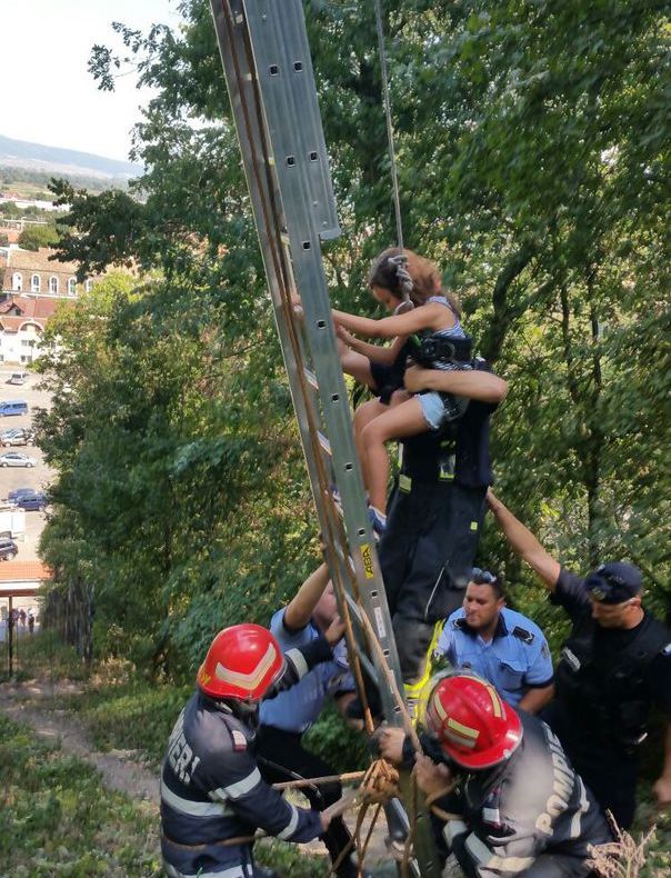 Momente de panică. 17 turişti, printre care și doi copii, blocaţi în telecabina de la Cetatea Devei