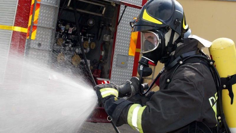 Pompieri arestați după ce aprindeau intenționat focul pentru a primi indemnizaţia de intervenţie