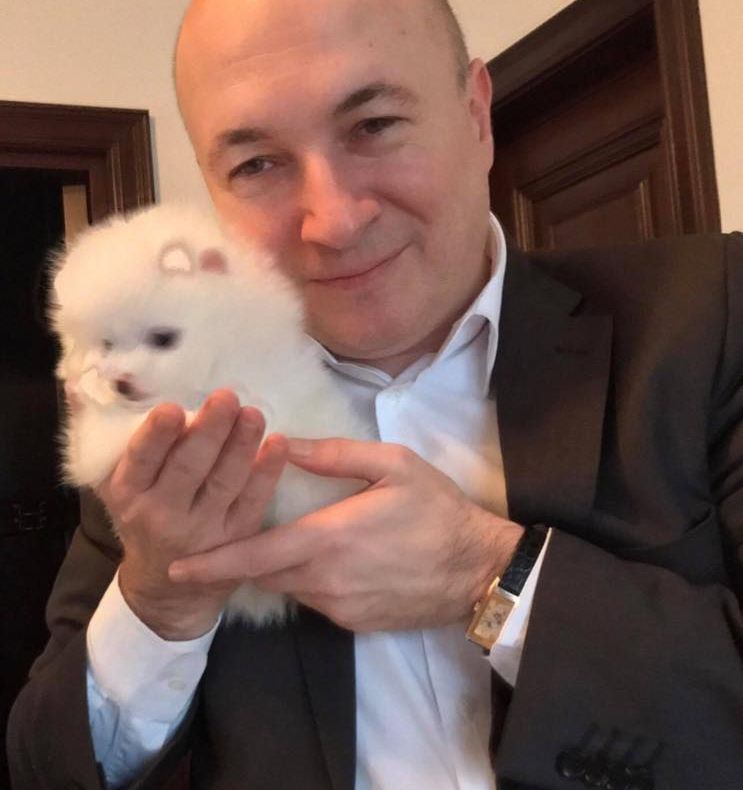 Ce mai postează politicienii pe Facebook. Bancuri, despărţirea de soţie sau filmuleţe amuzante 