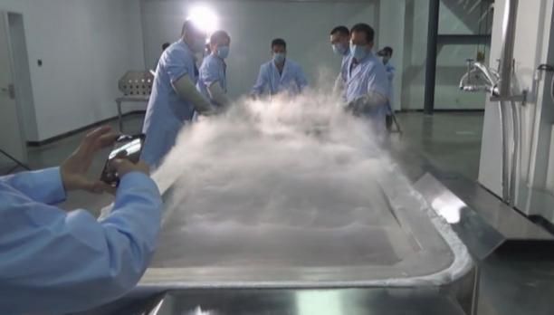 Experiment uimitor: Au scufundat o femeie în 2000 de litru de azot lichid. Motivul este ireal!