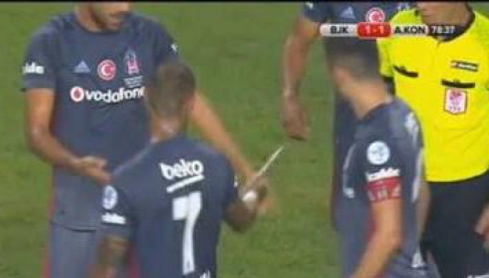 Clipe de groază la un meci de fotbal! Fanii au început să arunce cu cuțite în jucători