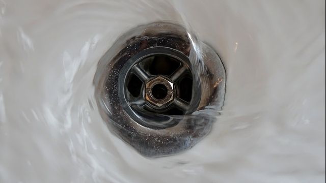 Cum să desfunzi o chiuvetă fără soluții sau unelte speciale 