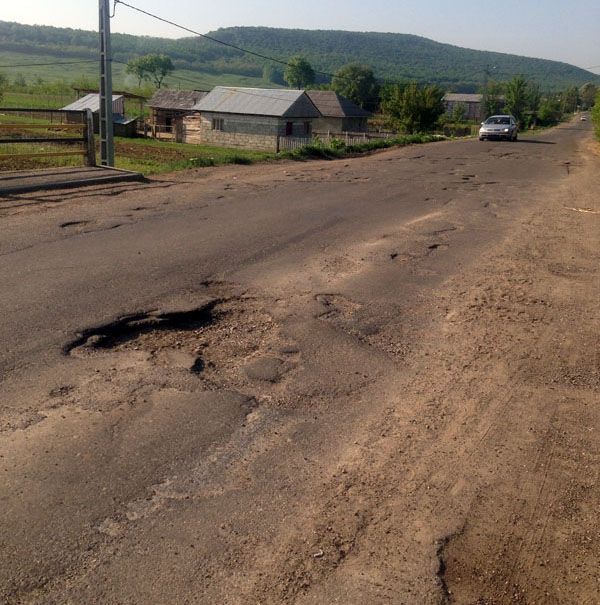 Deputat de Vaslui, către Liviu Pop: Copiii au nevoie de drum să circule, nu de manual de sport!