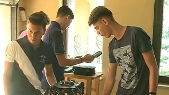 Elevii care vor să revoluţioneze ştiinţa. Drona construită în garajul părinţilor, succes în Brazilia