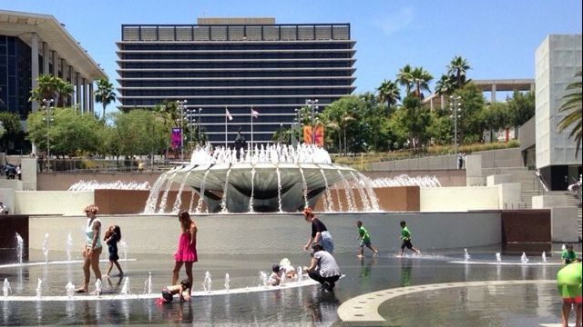 Cozi uriașe la mai multe fântâni țâșnitoare din Los Angeles! Ce curgea din ele i-a uimit pe toți