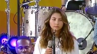 EMOȚIONANT! Fiica unui cunoscut artist a cântat după ce tatăl ei s-a sinucis