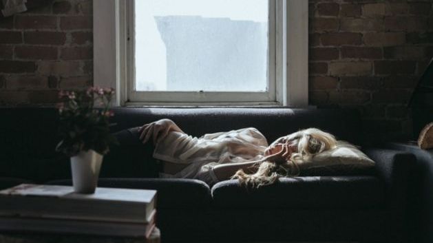 Dormea buștean și a doua zi se trezea cu un sentiment ciudat. Ce îi făcea soțul în somn