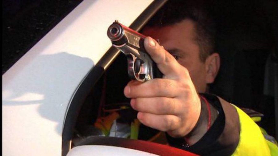 Un tânăr cu permisul suspendat, oprit în trafic cu focuri de armă 