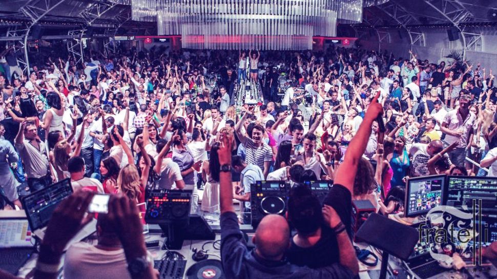 GALERIE FOTO. Cantităţi uriaşe de droguri vândute în cluburile de noapte din nordul staţiunii Mamaia