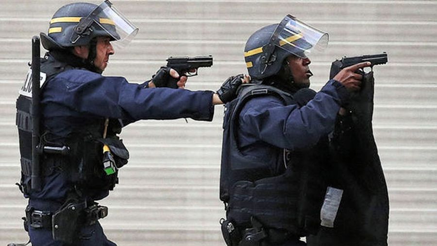 Un nou atac, eșuat, în Franța, la Turnul Eiffel. Înarmat cu un cuțit, a strigat: Allah Akbar