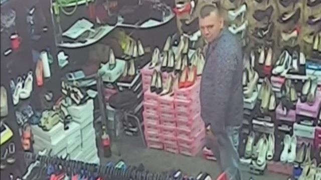 VIDEO. Gest condamnabil al unui client într-un magazin de încălţăminte