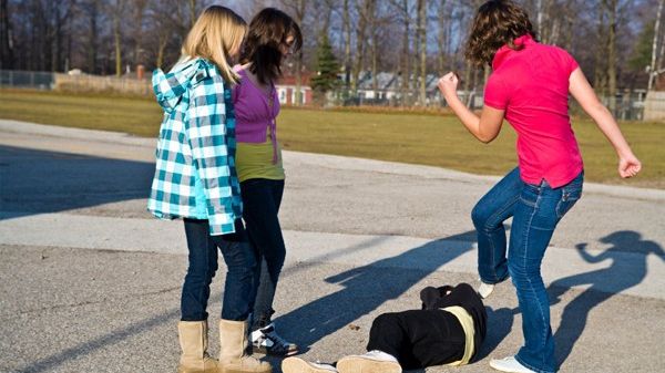 O gaşcă de fete face legea într-un cartier din Cluj. Mărturiile tinerelor bătute