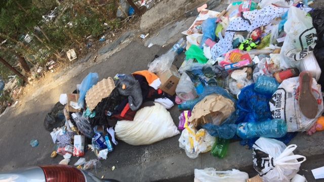 Munți de gunoaie, la doi pași de centrul capitalei. Autoritățile se fac că nu văd de ani de zile