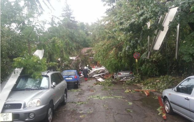 Furtunile fac ravagii: au doborât stâlpi de curent, copaci, acoperișuri. Turiști prinși de viitură