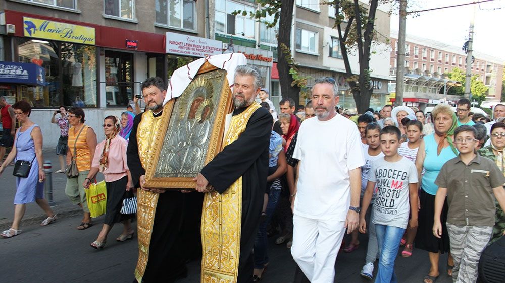 Gălăţenii s-au rugat pentru ploaie, în caniculă. Au plimbat icoana prin oraş