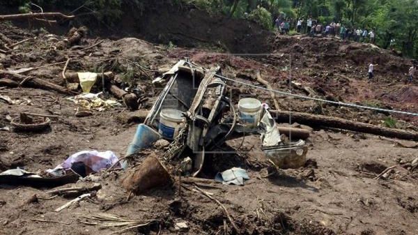 Tragedie cumplită. Două autocare s-au prăbușit în prăpastie: cel puțin 47 de morți