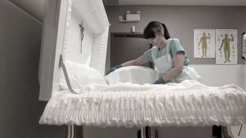 Cei de la pompe funebre au început să o îmbălsămeze. Femeia s-a ridicat, i-a privit cu tristețe și..