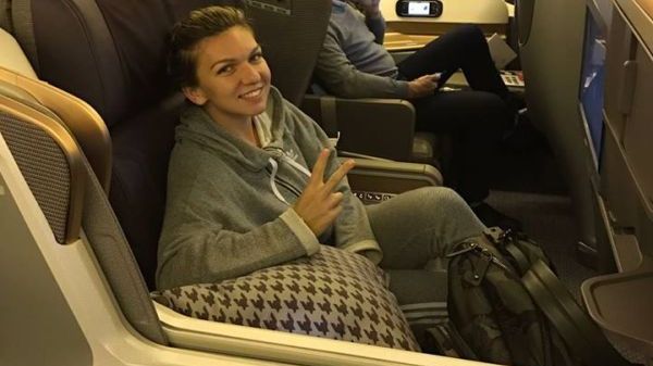 Simona Halep, speriată în avion. A coborât după 30 de minute şi a luat maşina: "Săracul Darren!"