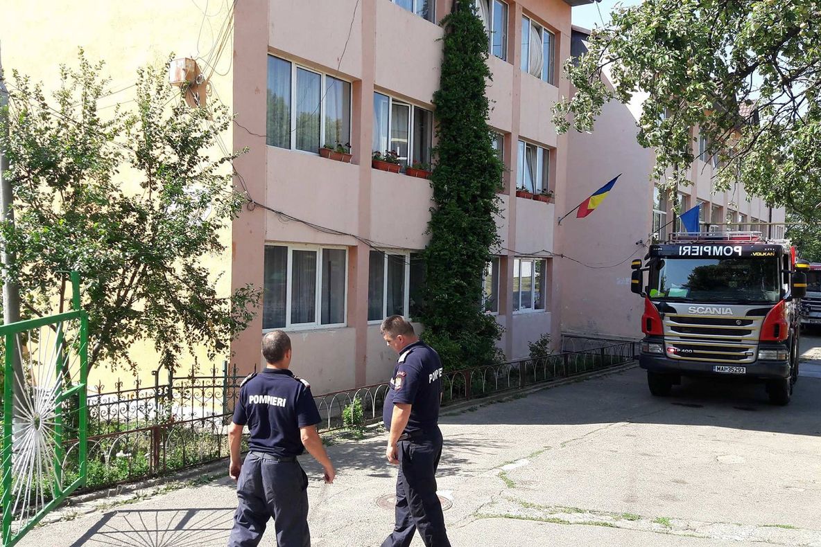 Incendiu la un centru de plasament din Piatra Neamț. Peste 30 de copii au fost evacuați