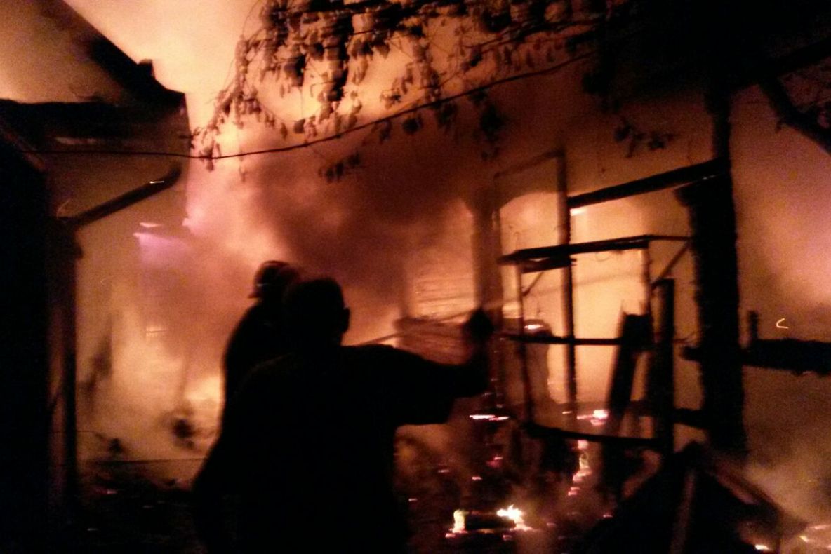 Incendiu puternic în Teleorman. Pompierii s-au luptat cinci ore cu flăcările