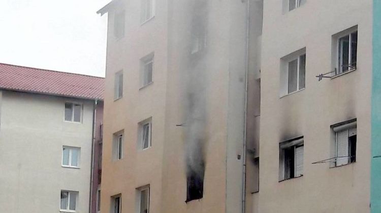 Incendiu de proporţii în Sibiu. Toţi locatarii unui bloc au fost evacuaţi