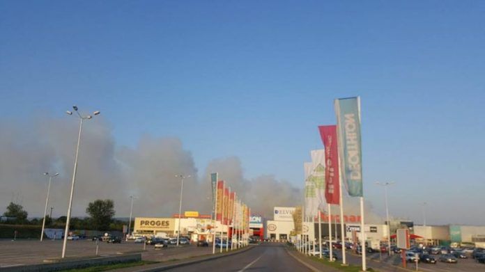 Incendiu puternic la groapa de gunoi din Bacău. Zeci de pompieri acționează