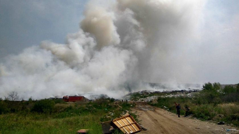 Incendiu la o groapă de gunoi din Lipova. Pompierii se luptă de ore bune cu flăcările 