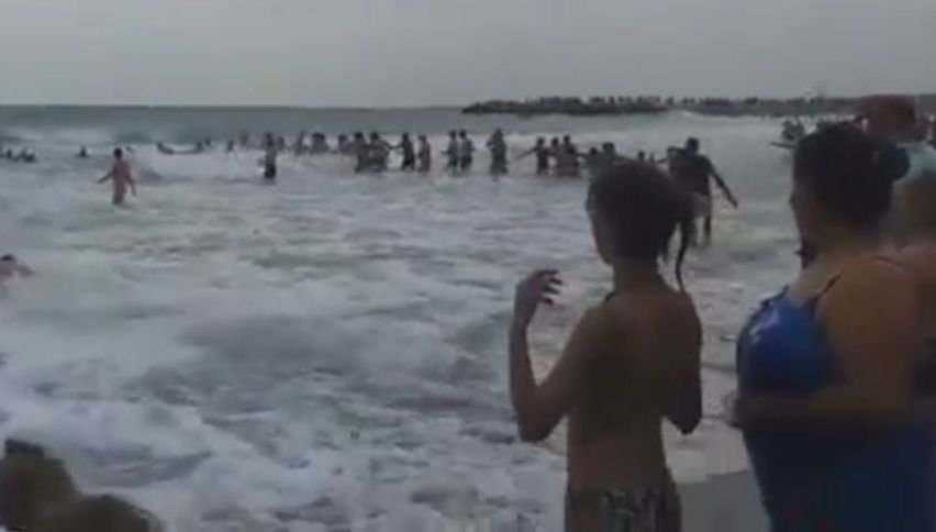 VIDEO. Lanţ uman pe litoral pentru salvarea de la înec a două adolescente 