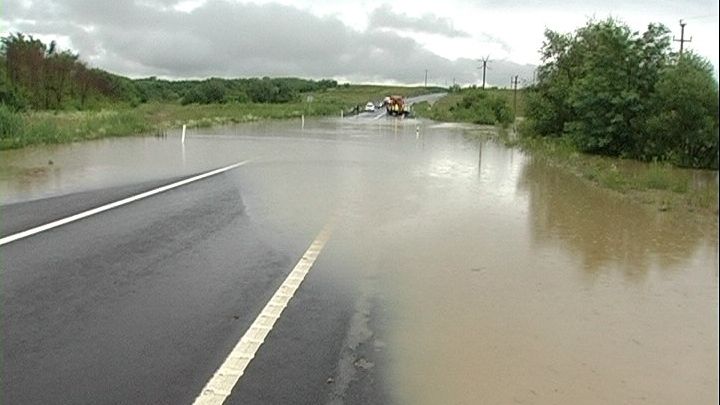 Circulație oprită pe DN1! Șoseaua a fost INUNDATĂ