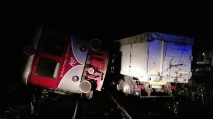 Traficul feroviar, blocat în continuare în Vâlcea în urma impactului dintre un TIR și un tren Regio