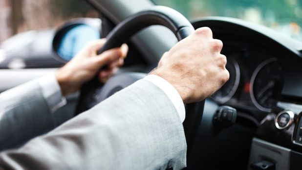 VIDEO. Un tânăr şofer, victima unei farse. Ce i-a apărut în faţa maşinii