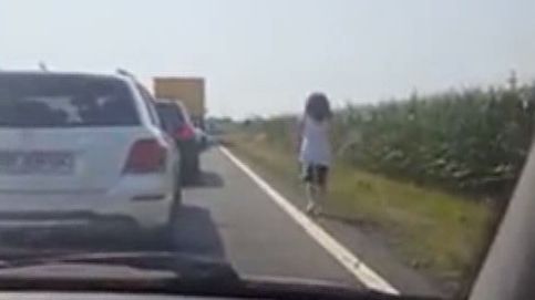 O tânără le-a dat o lecţie unor băieți care au aruncat o sticlă de plastic pe geamul maşinii