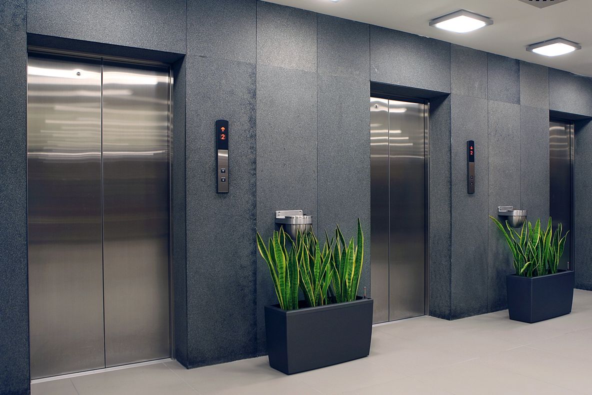 S-a blocat în lift și a rămas acolo timp de o lună. Cum l-au găsit vecinii