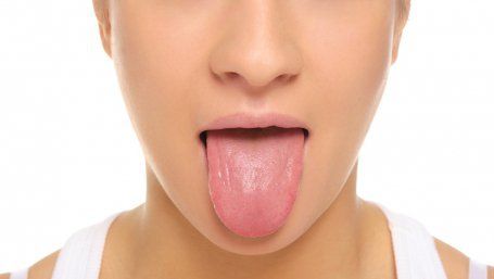 Primul semn care îţi arată că ai probleme cu ficatul. Trebuie să te uiţi sub limba ta