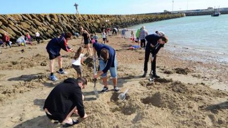 Oamenii au început să sape în nisipul din staţiuni, după lingouri de aur