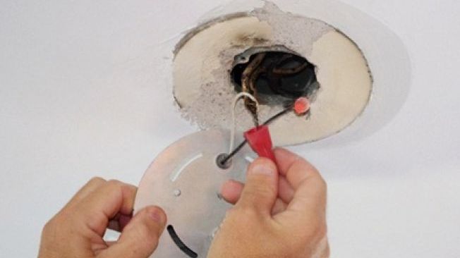 Șocant! A murit electrocutat, după ce a încercat să repare o lustră din apartamentul iubitei sale