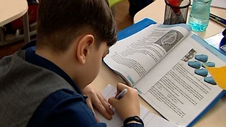 Joaca cu manualele. Părinții scot iarăși bani din buzunar