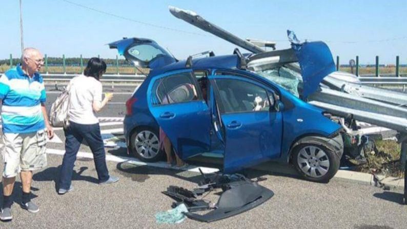 Accident înfiorător la întoarcerea de la mare. Mașina s-a înfipt pur și simplu în parapet