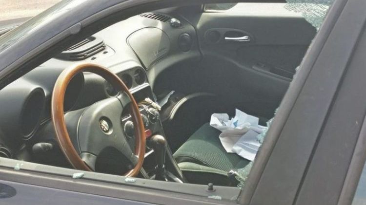 Mai mulţi şoferi disperaţi, după ce maşinile lor au fost vandalizate