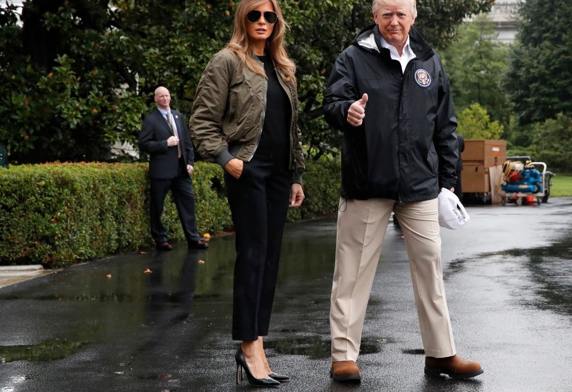 Val de ironii. Melania Trump, cu tocuri cui când a mers în zona afectată de uraganul Harvey