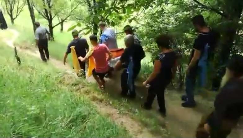 VIDEO. "Așa se întâmplă când moare cineva". Imagini uluitoare într-un sat din România 