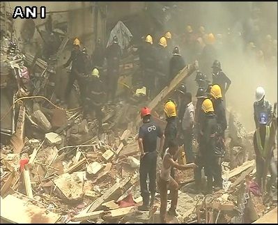 O clădire cu 4 etaje s-a PRĂBUŞIT: cel puţin 19 morţi şi zeci de răniţi prinşi sub dărâmături