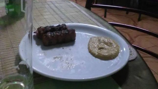 A comandat mici cu muștar, dar viermii colcăiau în farfurie. Cum se apără patronul restaurantului
