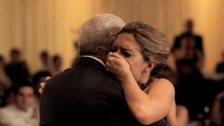 Tatăl ei a murit cu o săptămână înainte de nuntă. Ce a făcut la marele eveniment este EMOȚIONANT