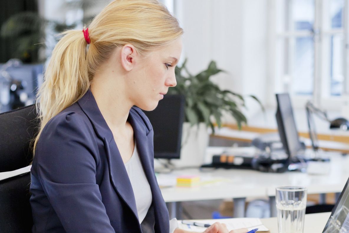 Angajata unei primării, terorizată de edil: "Se răzbună că nu l-am votat"