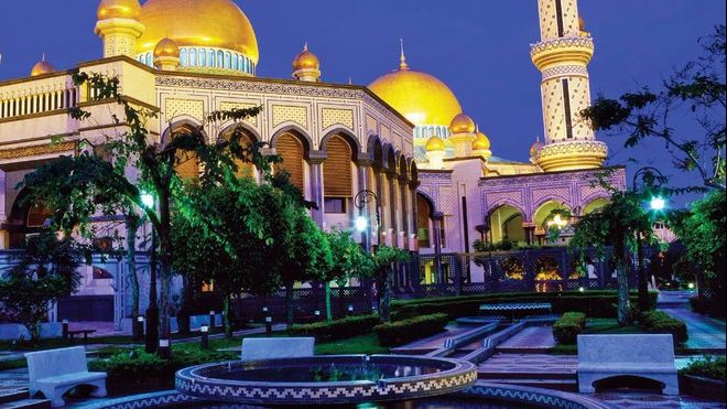 VIDEO Cine este omul care trăieşte într-un palat cu 1788 de camere şi are 7.000 de maşini