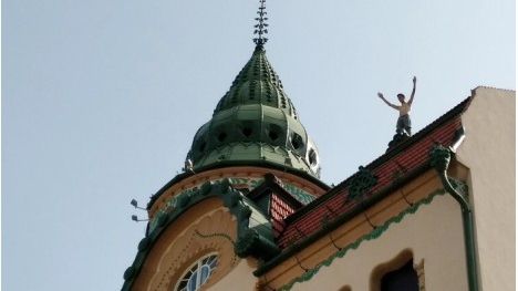 VIDEO. Un tânăr dezbrăcat a ameninţat că se aruncă în gol de pe Palatul Vulturul Negru