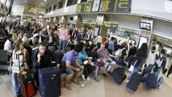 Aproape 200 de pasageri, blocaţi în aeroportul din Iași de peste 4 ore. Care este cauza